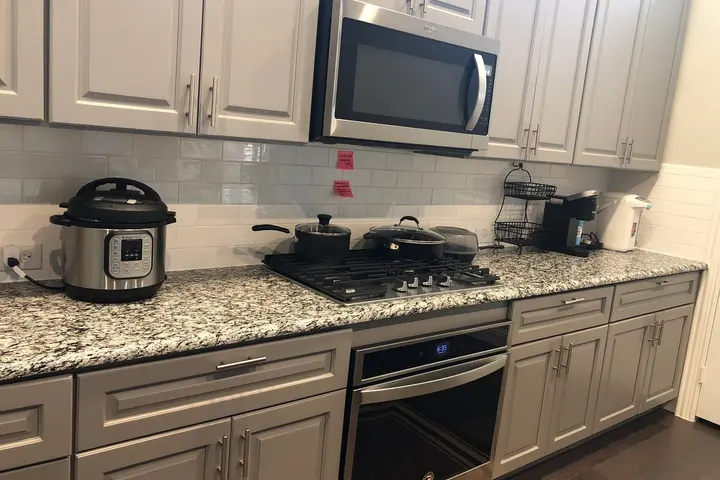 Kitchen range, oven, and counter appliances