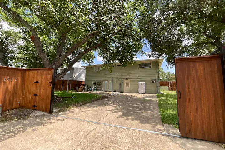 Side yard and privacy fence